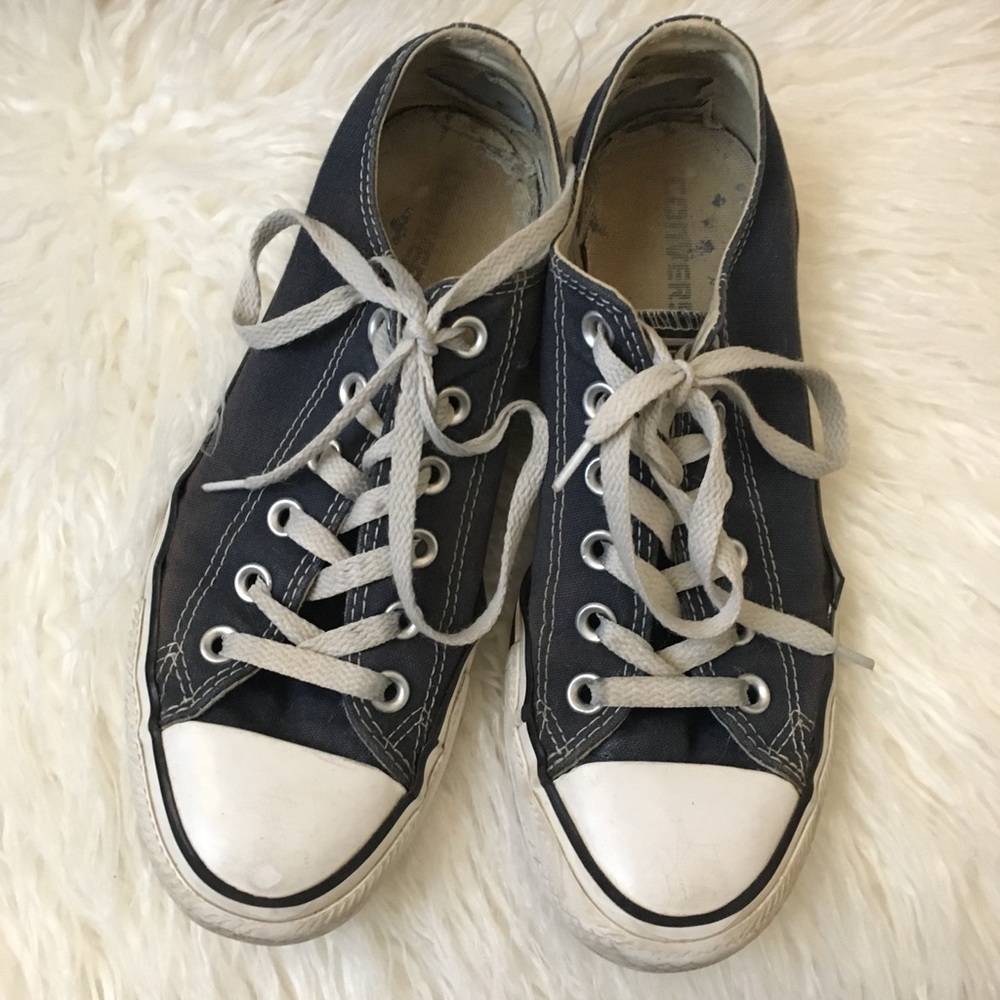 • NAVY BLUE ALL STAR LOW TOP CONVERSE •